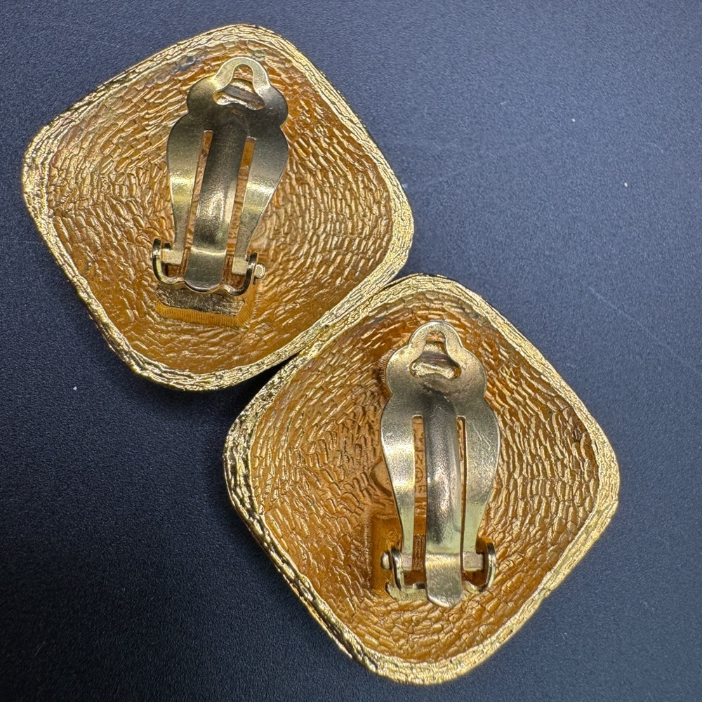 LOT 1613 24K gold plated CHANEL vintage clip on earrings - Picture 9 of 11